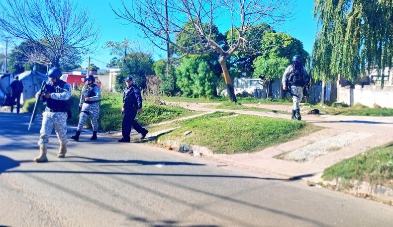 Intenso operativo policial en La Cruz de Carrasco tras denuncias de tiroteos