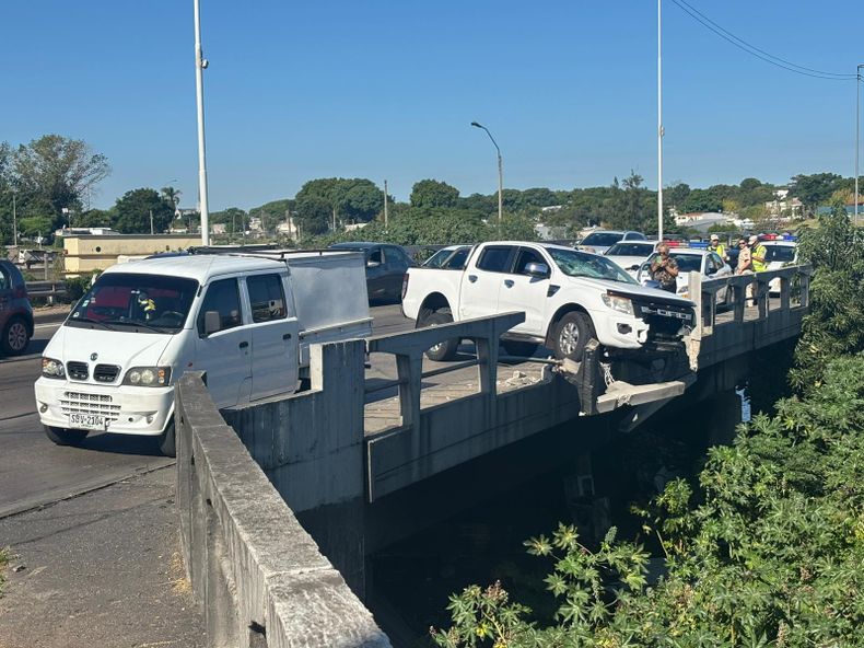 Conductor perdió el control y chocó contra el puente del arroyo Pantanoso: el vehículo quedó suspendido