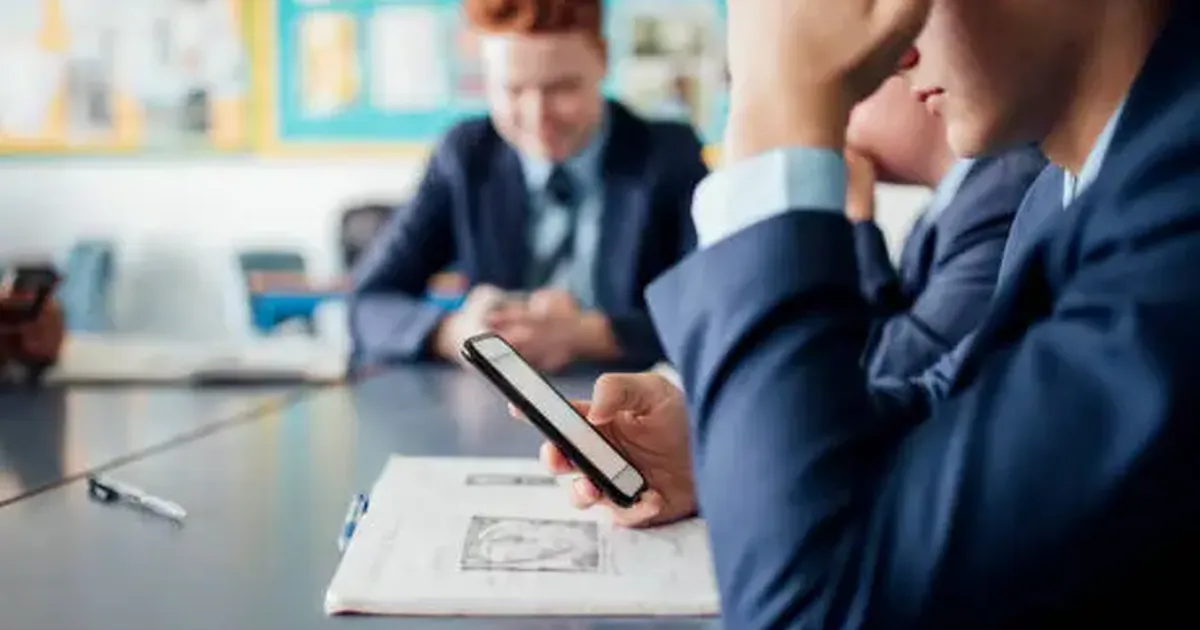 Anep analiza regular el uso de celulares en centros educativos: 