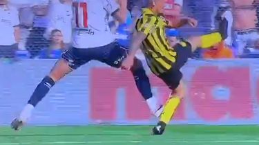 la durisima patada de un jugador de nacional sobre cabrera que el arbitro no cobro y el var no corrigio