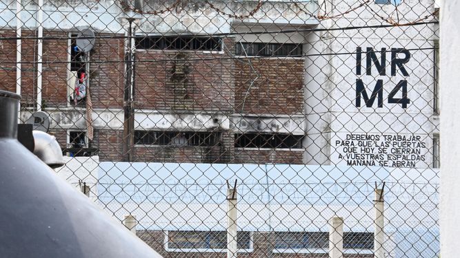 Cinco presos resultaron intoxicados por inhalación de humo tras incendio en celda del ex Comcar