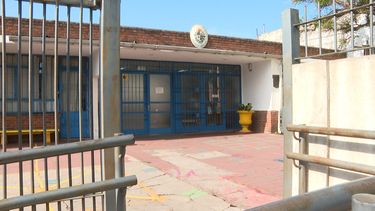 Padres de alumnos de la Escuela México rechazan el retorno de una maestra denunciada por violencia.