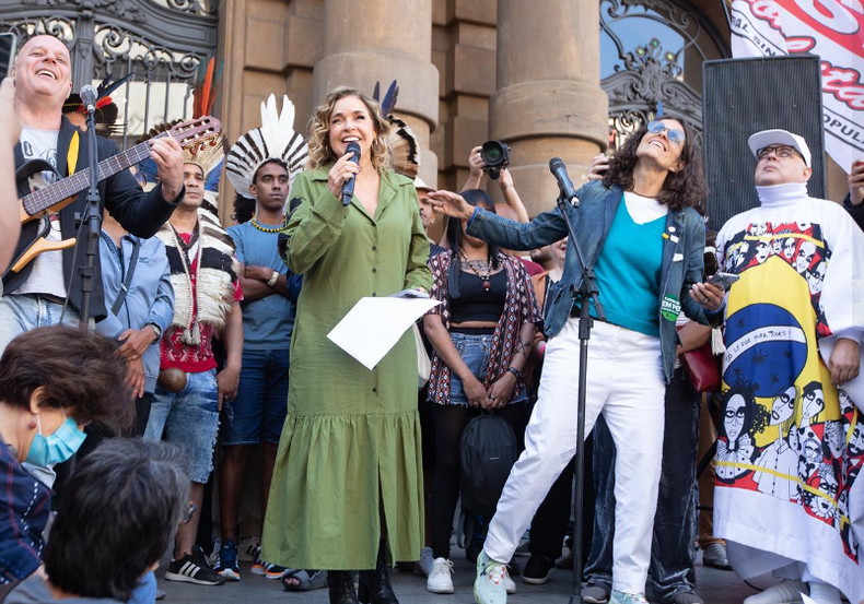 La cantante y activista Daniela Mercury participó en acto contra de la tesis del marco temporal sobre las tierras indígenas.