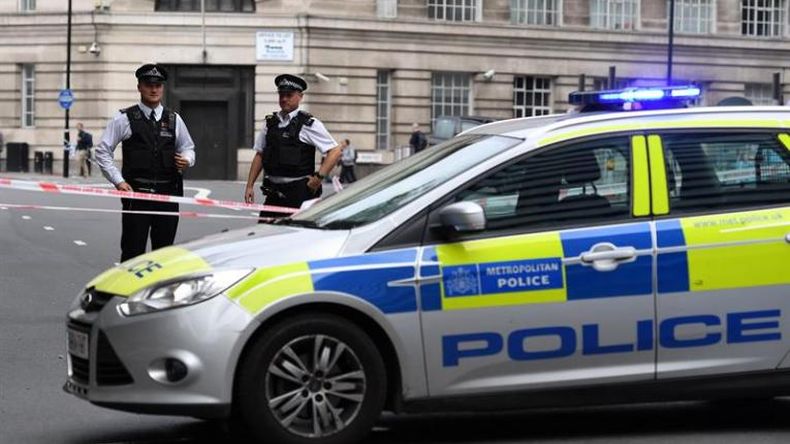 Auto choca contra barreras de Parlamento de Londres