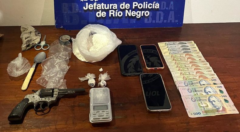 Tres personas fueron detenidas en Fray Bentos con medio kilo de cocaína, armas y dinero