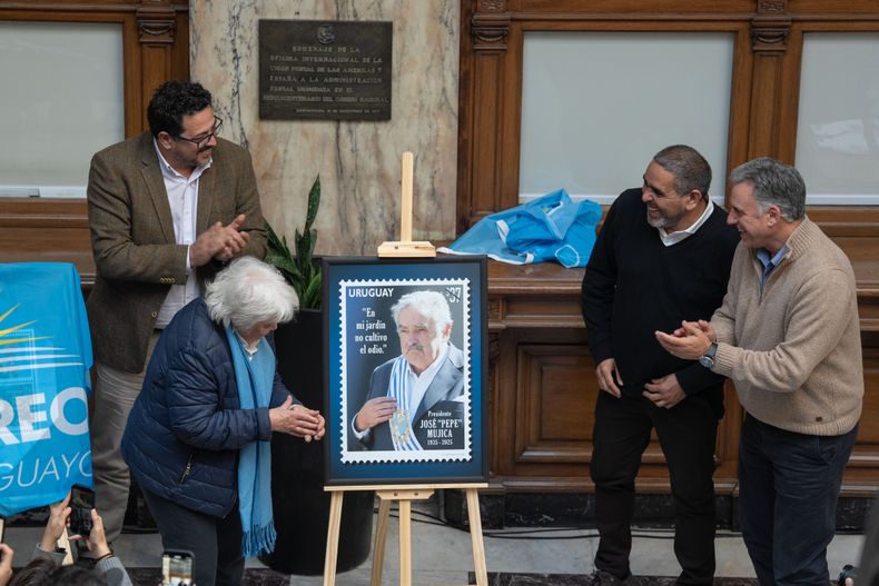 Presentaron un sello conmemorativo a un año del fallecimiento de José Mujica, "un constructor de puentes"