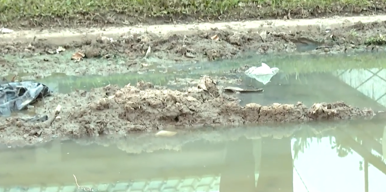 Vecinos de Manga reclaman por el estado del camino Boiso Lanza: barro, pozos e inundación cuando llueve