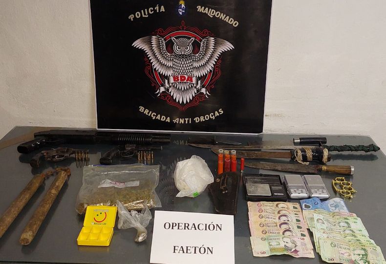 La Policía incautó armas, drogas y municiones.