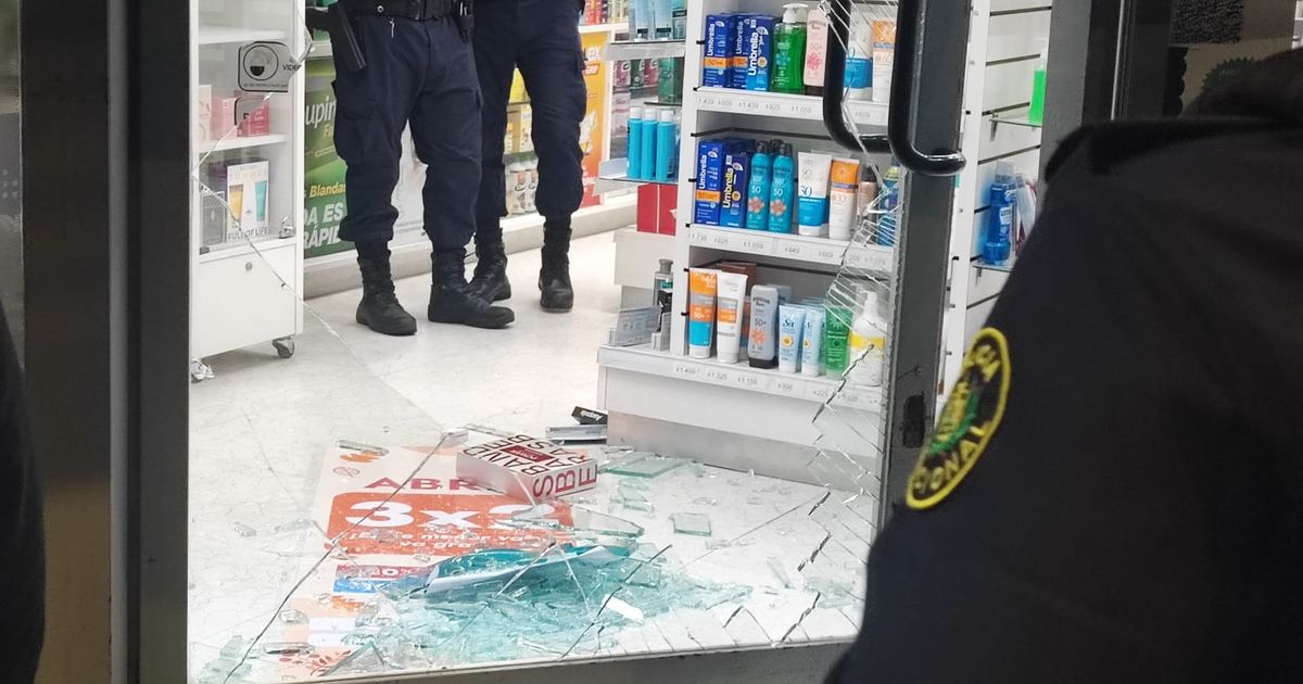 Robo piraña en farmacia del Centro: cinco delincuentes rompieron la vidriera en segundos y huyeron en motos