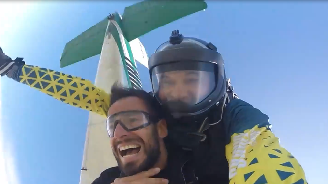 Cruce de campeones: un crossfitter se subió a un avión y saltó en paracaídas por primera vez