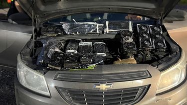 Armada detuvo a dos personas por intentar ingresar más de 10 placas de video ocultas en un auto en Fray Bentos