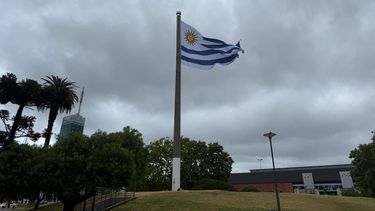 Colocaron el pabellon nacional en la Plaza de la Bandera