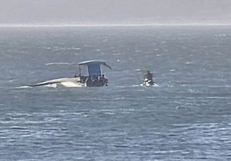 Punta del Este: guardavidas rescató a dos niños y tres adultos tras vuelco de catamarán en playa Mansa