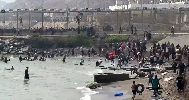 España enviará tropas del Ejército a Ceuta tras la entrada masiva de migrantes desde Marruecos