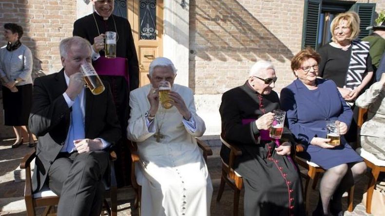 Benedicto XVI celebró su 90 con cerveza y amigos