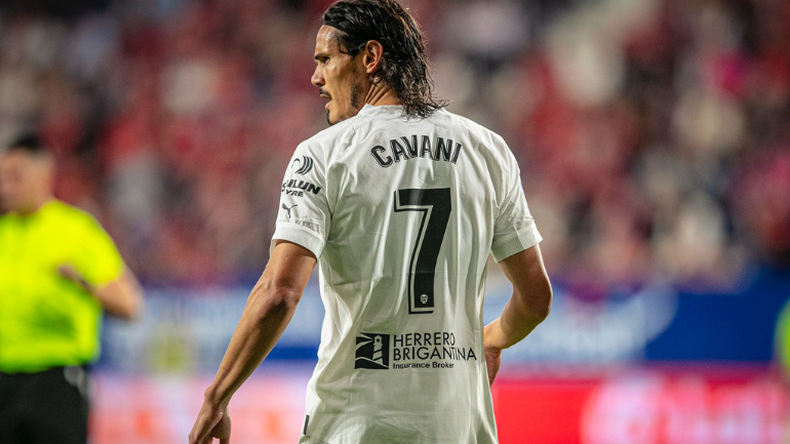 Edinson Cavani entrenó a la par de sus compañeros luego de que una molestia en su tobillo lo hiciera abandonar la cancha el pasado sábado.