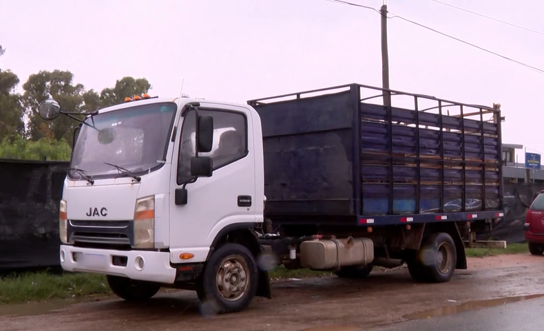 El camión en el que robaron 3.000 kilos de carne en Rocha apareció abandonado en Paso Carrasco