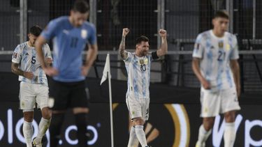 Uruguay jugó media hora, no concretó y fue goleado por Argentina