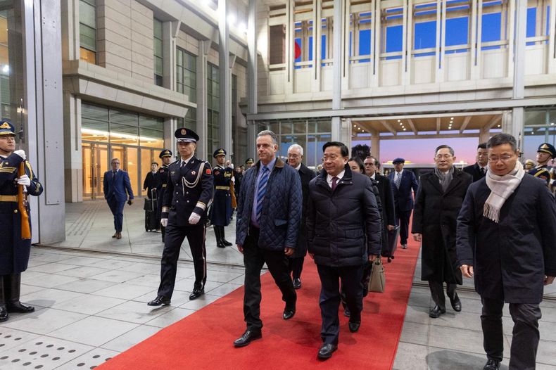 Yamandú Orsi llegó a China e inició una visita oficial que se extenderá hasta el 7 de febrero