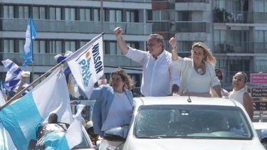 Álvaro Delgado y Valeria Ripoll recorrieron la Rambla de Montevideo en caravana que finalizó en Punta Carretas