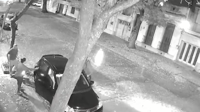 Delincuentes le robaron el auto y antes de irse le pidieron ayuda para encenderlo