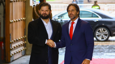 Gabriel Boric llegó a Uruguay y se reunió con Lacalle Pou