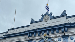Bandera a media asta en la Intendencia de Cerro Largo por la muerte de la alcaldesa interina del Municipio de Aceguá, Gisel Ferreira Gómez.