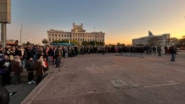Familiares de Detenidos Desaparecidos en las afueras del Palacio Legislativo por acto de reconocimiento de crímenes de Muchachas de Abril.