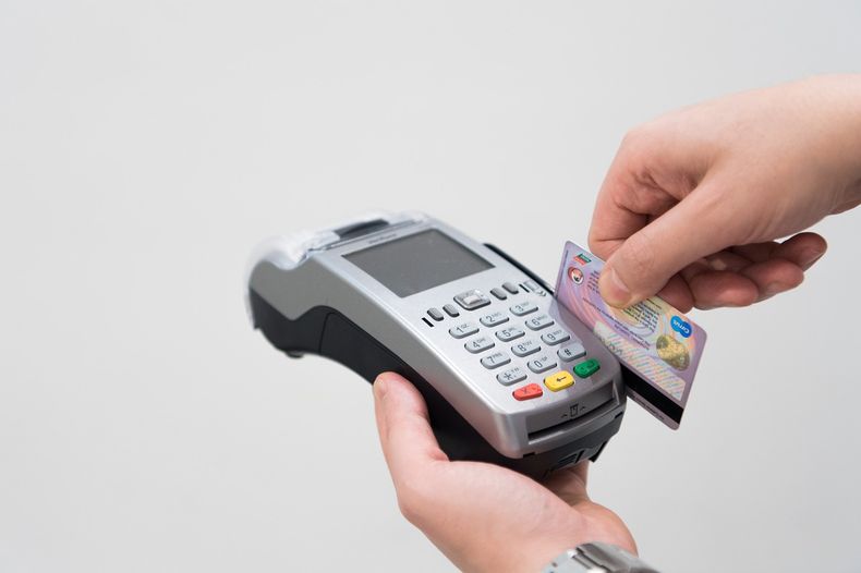 Estafaron a una anciana con un "cuento del tío" y le robaron casi $90.000 mediante un POS y una tarjeta