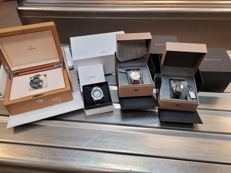 Aduanas incautó cuatro relojes por valor de 7.000 dólares a un pasajero en el Aeropuerto Internacional de Carrasco.