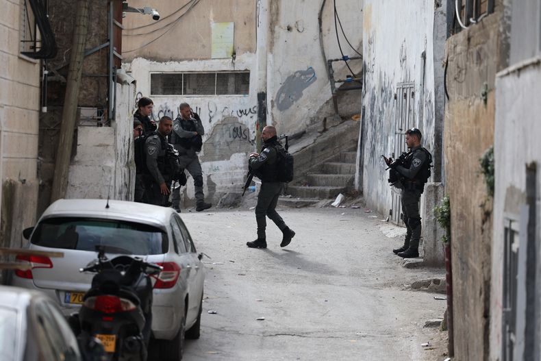 Ataque israelí mata a personas refugiadas en una escuela.