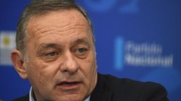 El presidente de ASSE va a tener que optar, sostuvo Álvaro Delgado, que dijo que está violando varias normas