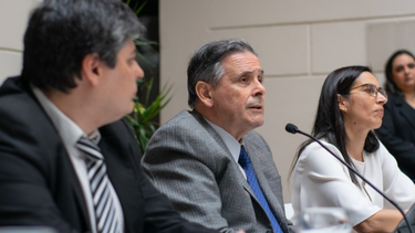 Vicepresidente de INAU, Aldo Velázquez, presidente de INAU, Guillermo Fossati y la directora Natalia Argenzio.