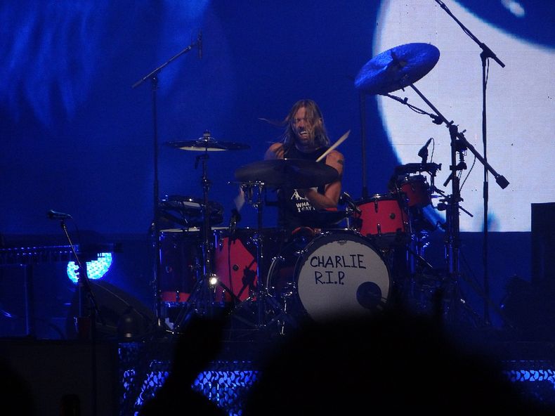 Foo_Fighters_-_Taylor_Hawkins_(51629386921).jpg