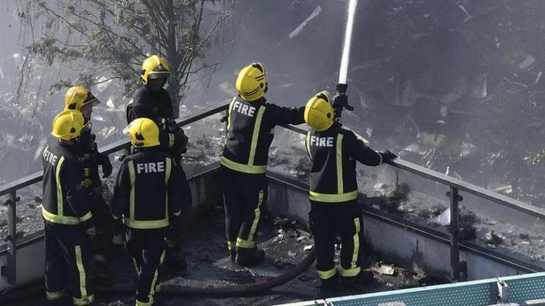 Incendio en Londres: Madre arrojó a su hijo para salvarlo