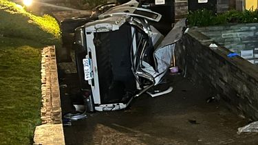 camioneta perdio el dominio, volco y termino adentro de un edificio en punta del este; hay dos mujeres graves