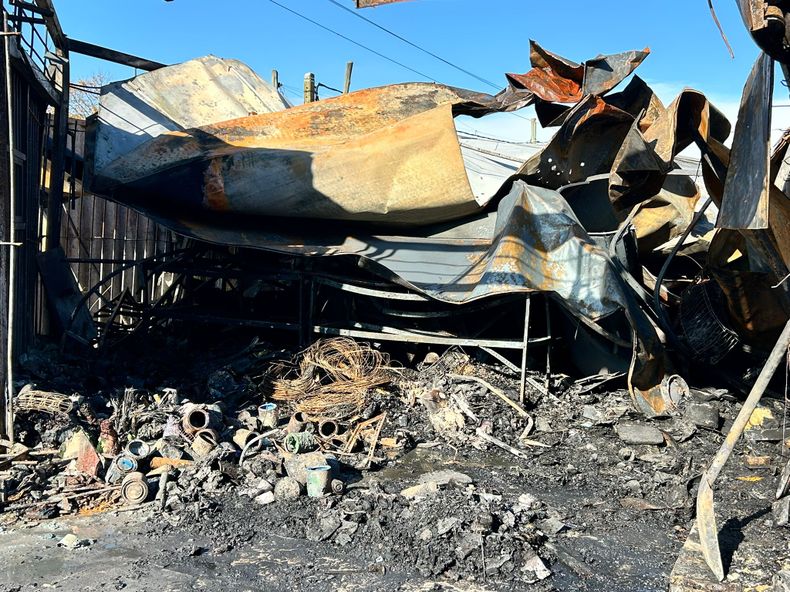 Delincuentes incendiaron una ferretería en Paso de la Arena; vecinos protestan y piden colaboración