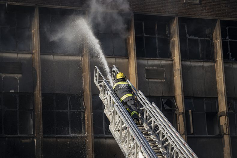Incendio de edificio en Johannesburgo.