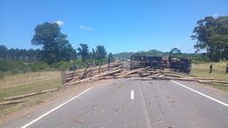 Volcó un camión que transportaba rolos en Lavalleja: de milagro no hubo heridos