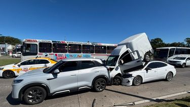 Siniestro en Avenida Italia: una camioneta terminó arriba de un auto que la chocó de atrás Siniestro en Avenida Italia: una camioneta terminó arriba de un auto que la chocó de atrás
