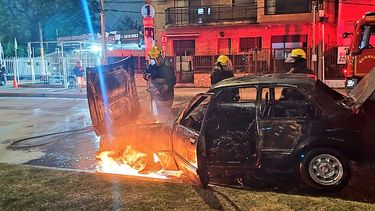 Un auto incendiado causó demoras en el tránsito: Paré en la roja, sentí una explolsión y me quedé sin auto