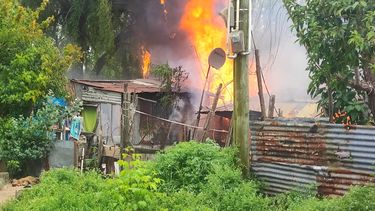 Tensión en Tres Ombúes: balearon a un hombre y, minutos después, incendiaron la casa del agresor | @leopedrouza