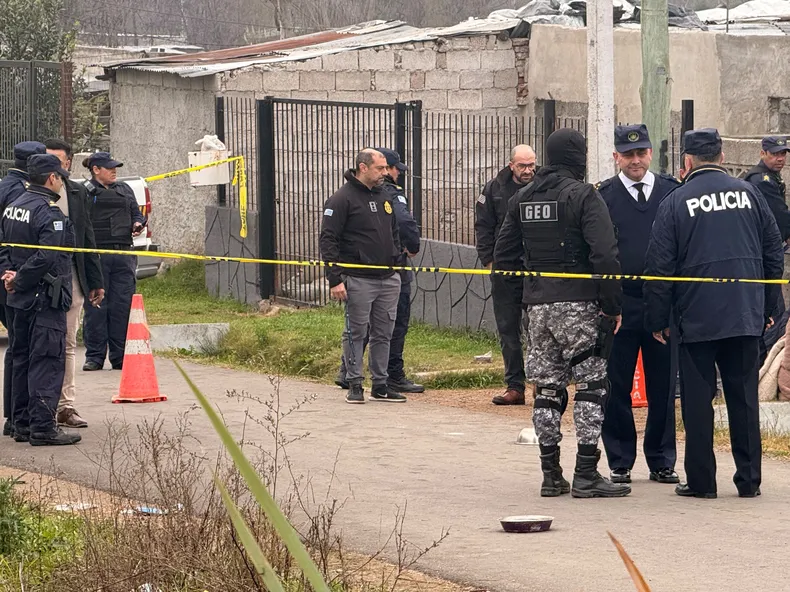 Investigan si el quíntuple homicidio está vinculado a una disputa por venta de drogas en Villa Española