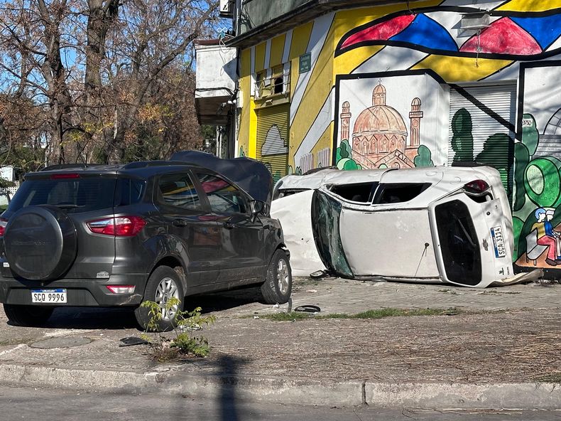 Choque y vuelco con tres politraumatizados en Aires Puros