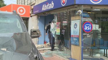 Chocaron camioneta contra Abitab para rapiñarlo