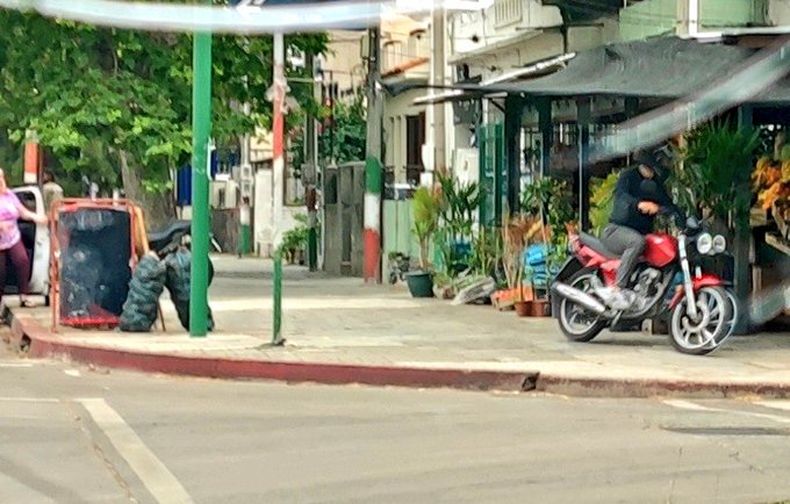En un segundo: Telenoche filmó a un delincuente que arrebató una cartera de un auto y huyó
