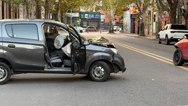 Choque entre dos autos en Reducto dejó una mujer herida