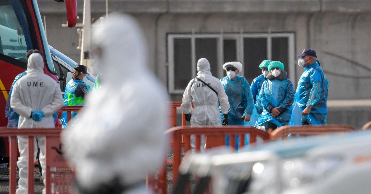 Comenzó el desembarco del crucero donde hubo tres muertes por hantavirus tras llegar a Islas Canarias