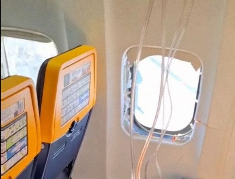 Ventana de un avión de Ryanair se desprendió en vuelo: un pasajero fue parcialmente succionado al exterior