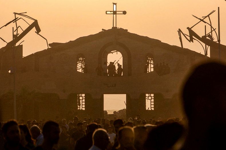 Varias decenas de fieles asistieron el jueves a una misa en memoria de las víctimas del incendio.